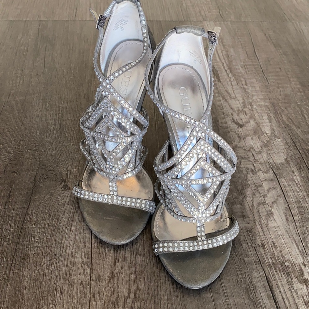 GUESS| GW HILONAS pewter fabric sandals✴️